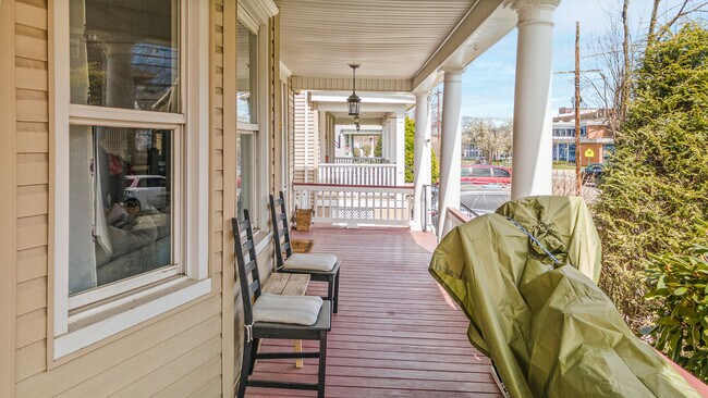 Foto del edificio - 206 Mortimer Ave