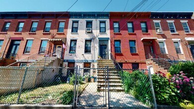 Building Photo - 19 Henry St