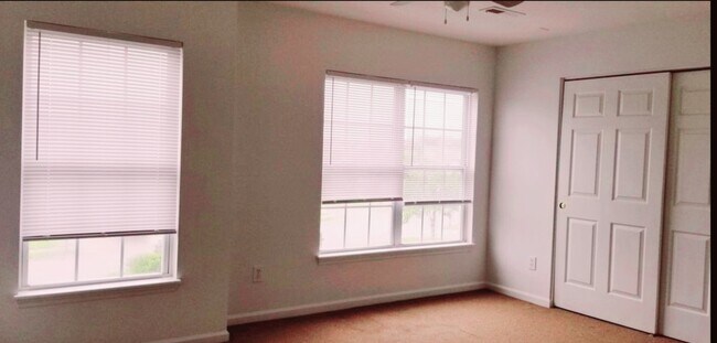 Building Photo - 5010 Ballantine Dr