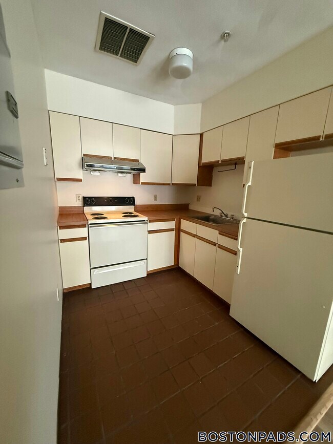 Building Photo - 81 Essex St