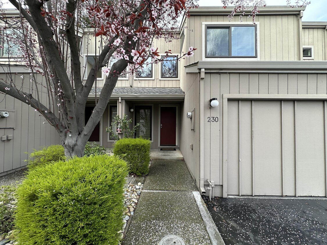 Primary Photo - 230 Flynn Ave