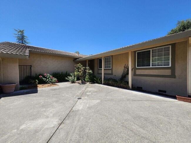 Building Photo - 3 Bedroom Home for Rent
