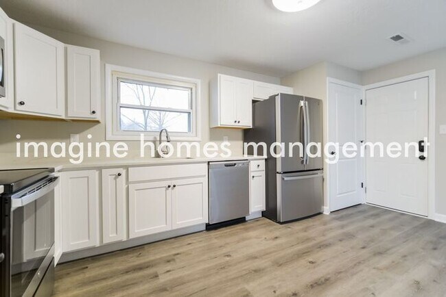 Building Photo - Recently Renovated 4 Bedroom, 1 Bath Home ...