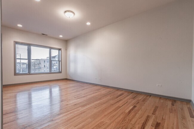 Foto del edificio - Stylish Bronzeville 2BR with Parking, Storage & Modern Finishes