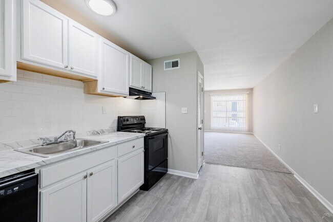 Foto del edificio - Elite Plus 2 Bedroom Apartments in Atlanta, GA | Fully Renovated 750 Sq Ft Floor Plan at Monteleo...