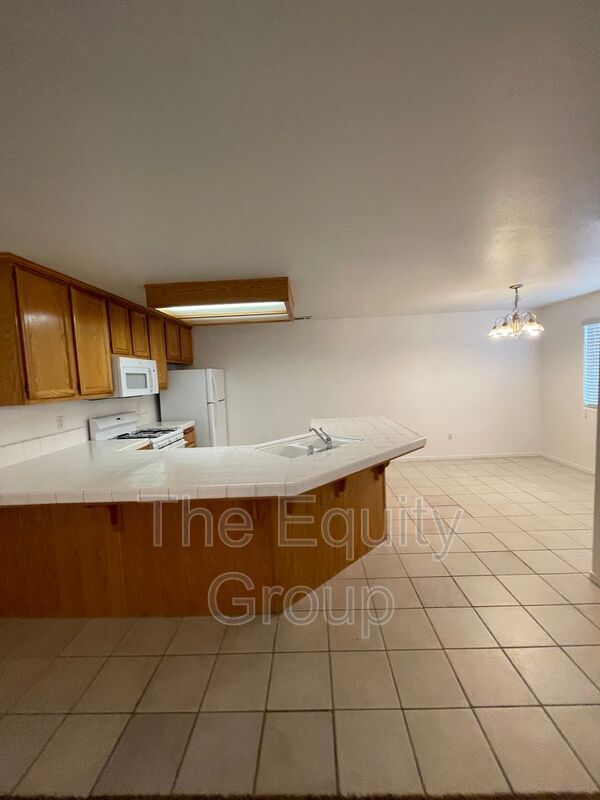 Foto del edificio - 2660 W Lark Ave