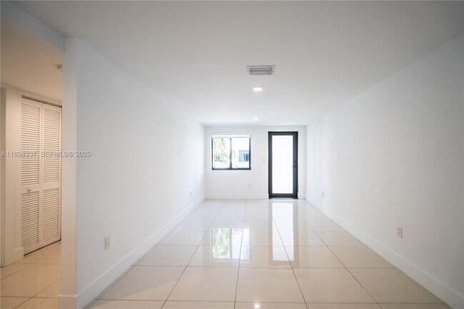 Foto del edificio - 1985 Bay Dr