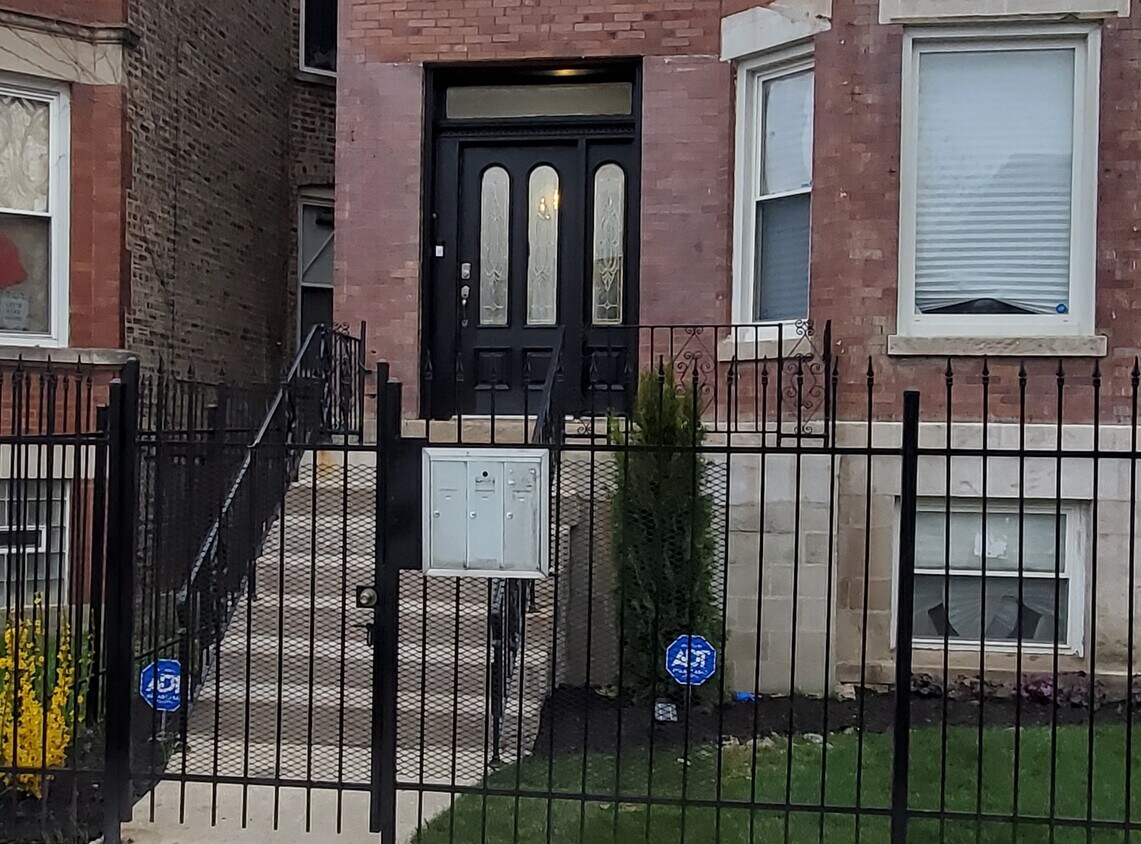 Primary Photo - 1657 S Troy St