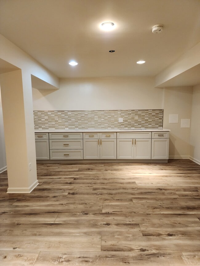 Building Photo - 11115 Southcoate Village Dr