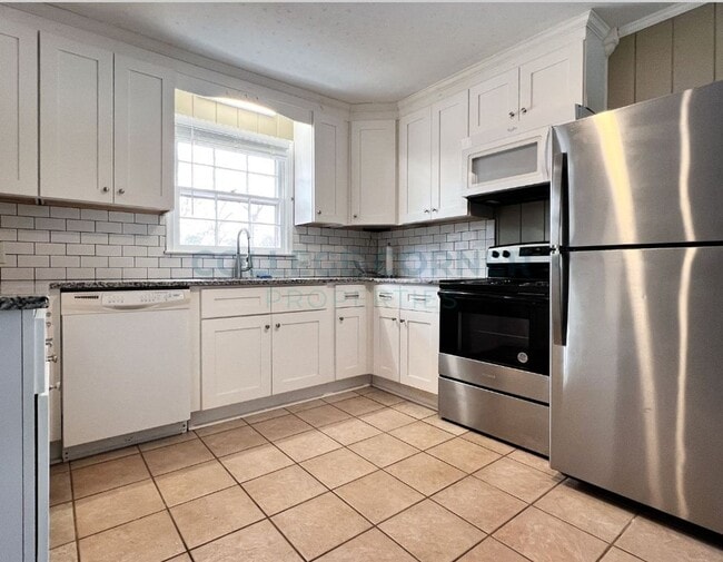 Building Photo - 830 Delmonte Dr NW