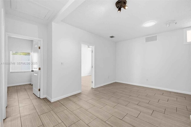 Foto del edificio - 521 NE 70th St