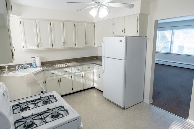 Kitchen - 383 Duane St