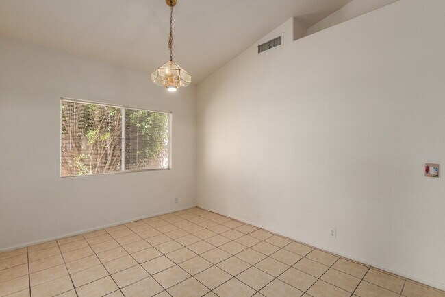 Foto del edificio - 2 Bedroom, 2 Bathroom with 2 Car Garage in...