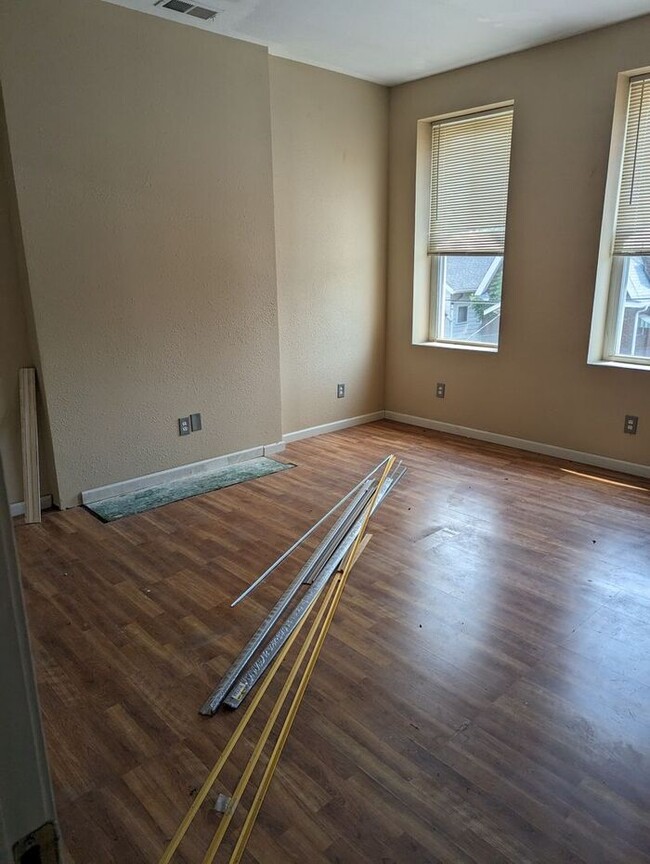 Building Photo - Wonderful 2 Bed 1 Bath Second Level Unit F...