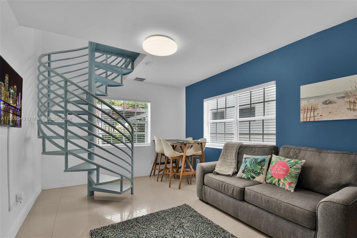 Foto principal - 6966 Byron Ave