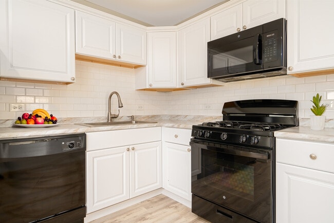 Building Photo - 6 E Briarwood Dr