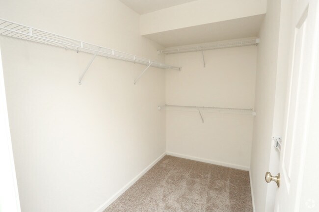 Dos dormitorios y dos baños, armario principal - Tammany on the Ponds Apartments