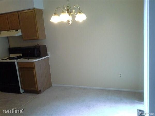 Building Photo - 40 Pine Tree Ridge Dr