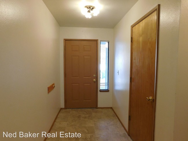 Building Photo - 6105-6115 Woodside Dr SE