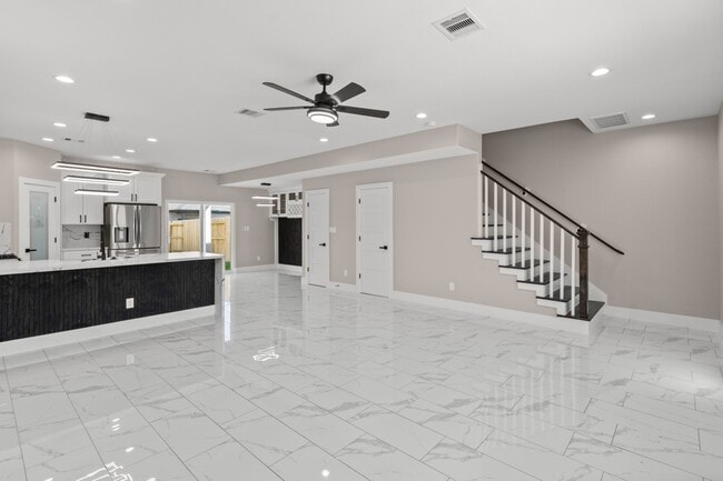 Building Photo - 7925 Colonial Ln