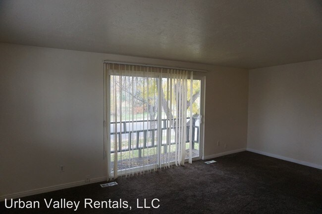 Building Photo - 1601 Ivy Cir