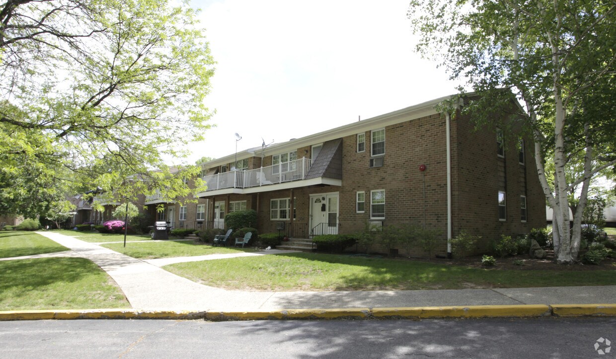 363 Cranbury South River Rd, East Brunswick, NJ 08816 Apartments East