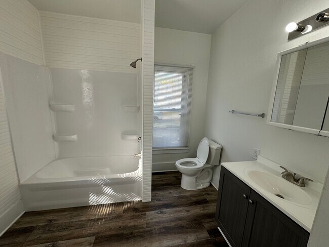 Building Photo - Newly Remodeled 2-Bed, 1-Bath Home in Hami...