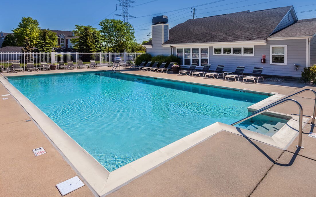 Piscina espectacular - EAGLE CHASE APARTMENTS