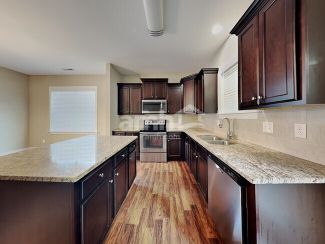 Foto del edificio - 407 Red Wood Rd