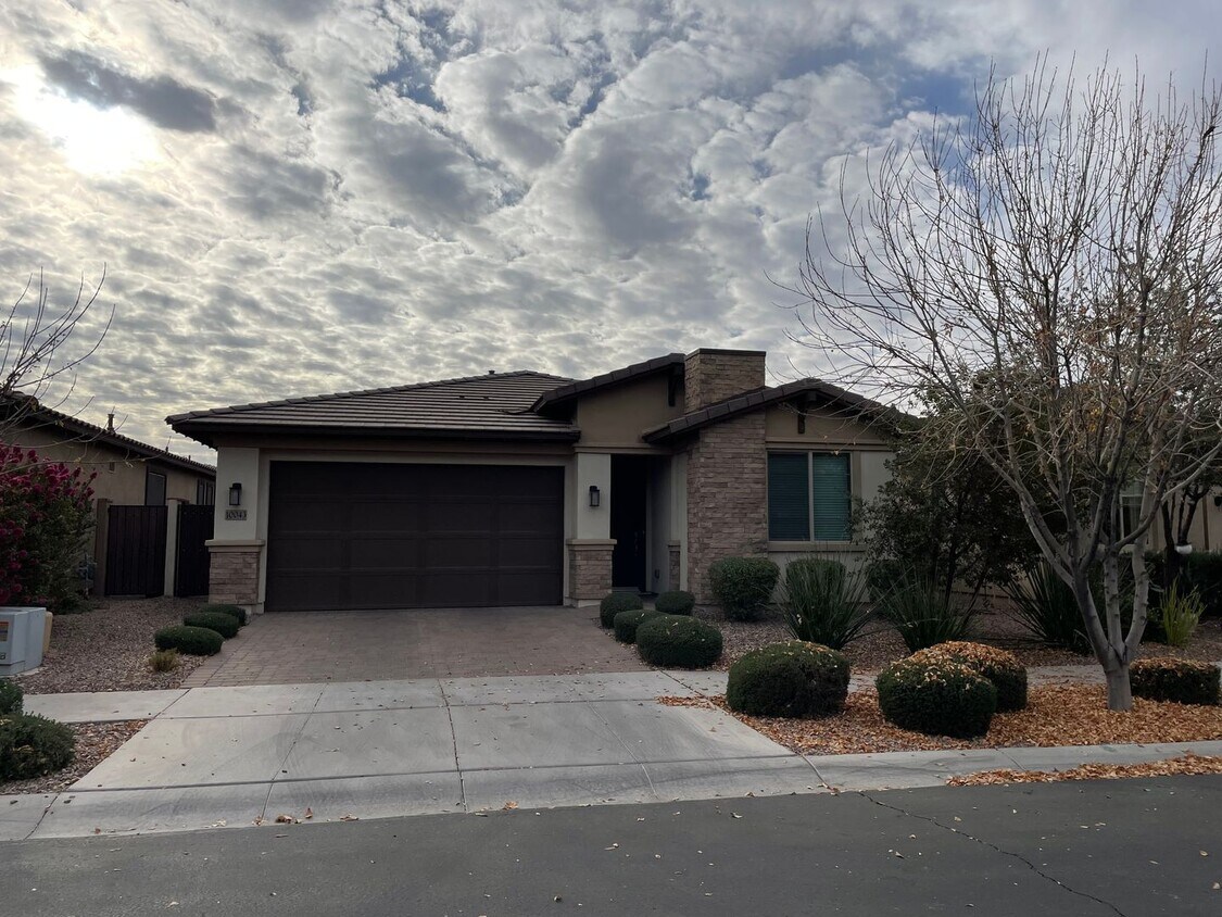 Primary Photo - BEAUTIFUL 2 BEDROOM/ 2 BATHROOM PLUS DEN