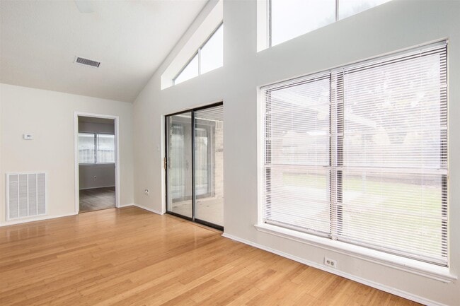 Building Photo - 4930 Shadowdale Dr
