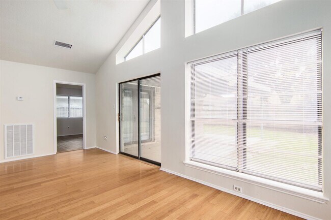 Foto del edificio - 4930 Shadowdale Dr