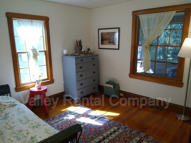 Foto del edificio - 323 Pelham Rd