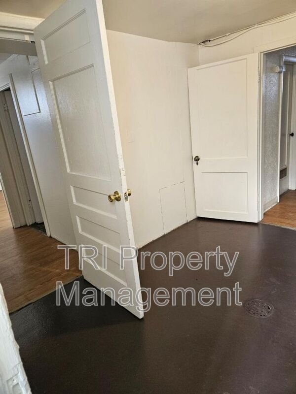 Building Photo - 2204 9th St
