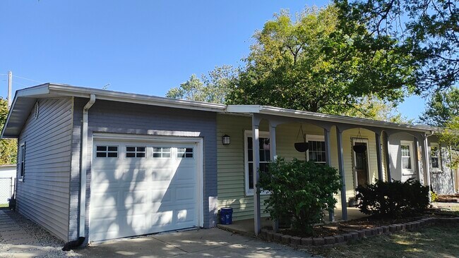 Building Photo - 414 Lakeview Dr