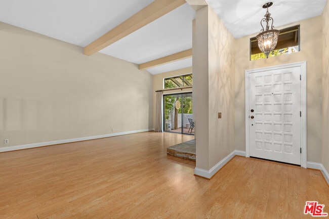 Building Photo - 1561 Palisades Dr