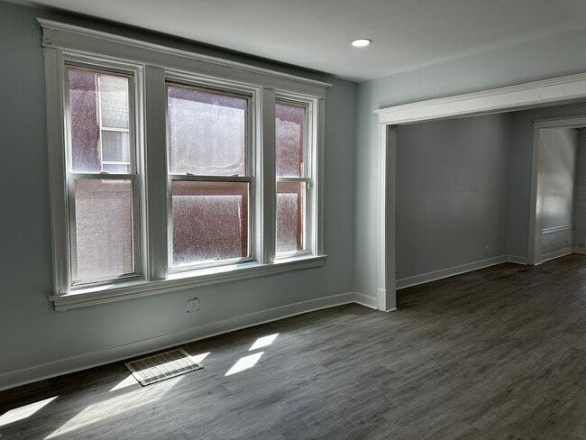 Building Photo - 7621 S Eberhart Ave