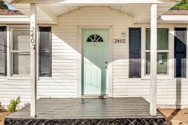 Building Photo - Adorable 2/1 home close to downtown Pensacola