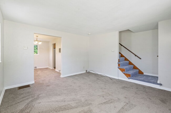 Building Photo - Updated Duplex In Brookline