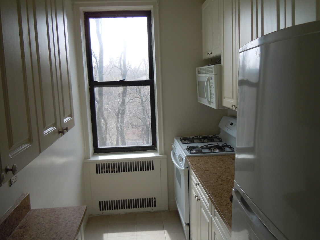 Primary Photo - 3240 Henry Hudson Pkwy