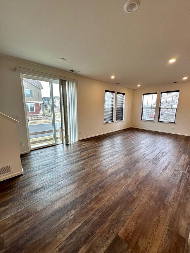 Building Photo - 3 Bedroom 2.5 Bath Paired Home in Colorado