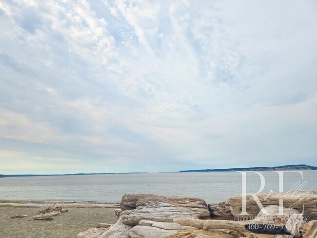 Foto del edificio - Private Beach Access – Bright, Breezy Livi...
