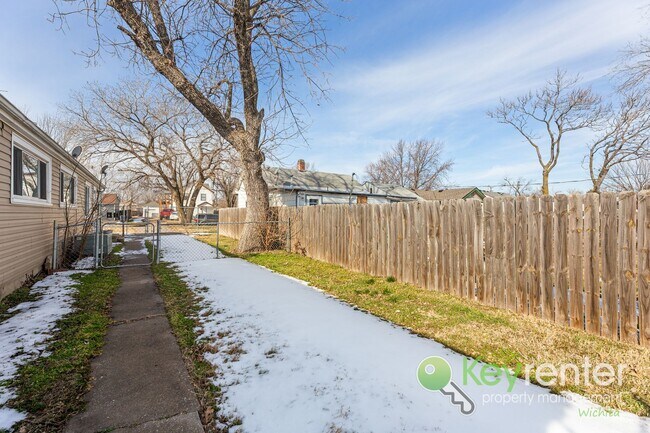 Foto del edificio - Renovated 2 bedroom | 1 Bath Duplex