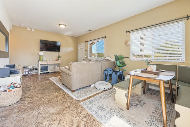 Sala de estar - 4466 Mataro Dr