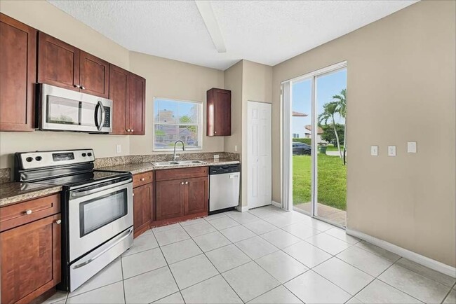 Foto del edificio - 1921 NW 184th Way