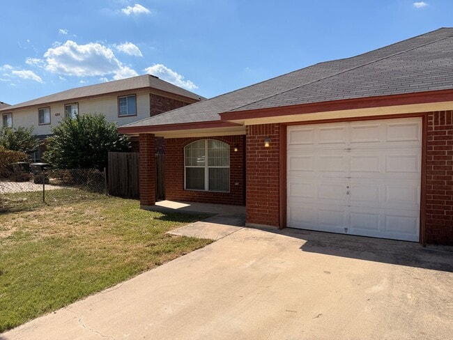 Foto del edificio - RENT REDUCTION - AVAILABLE NOW!