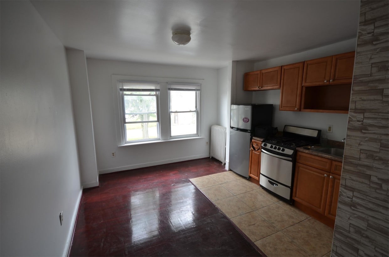 Building Photo - 2000 N 61st St