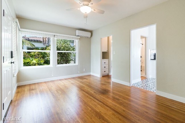 Building Photo - 1 br, 1 bath Apartment - 7317 La Jolla Blvd