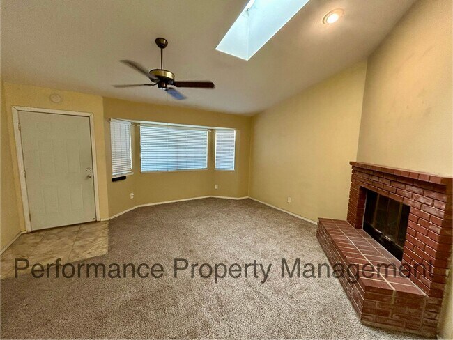 Foto del edificio - Cute 3 Bed/2 Bath SW Bakersfield Home w RB...