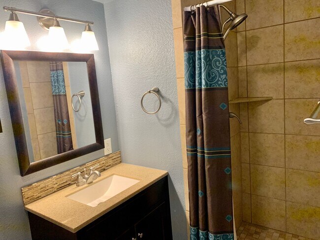 Foto del edificio - 4918 Branscomb Dr
